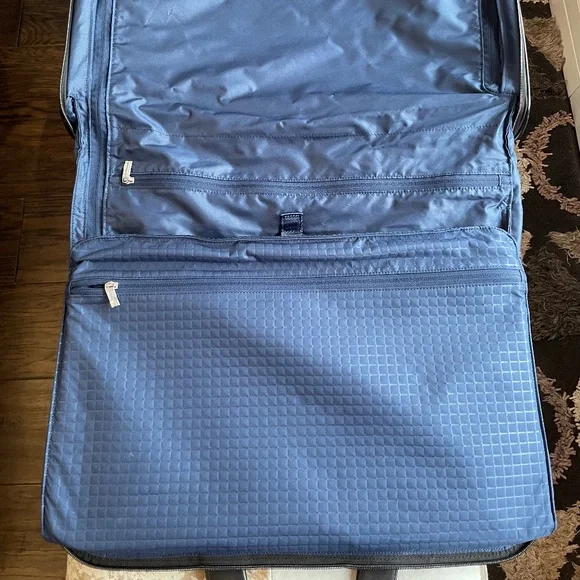 Tumi Arrivé Trifold Carry on Garment Bag - Picture 7 of 9